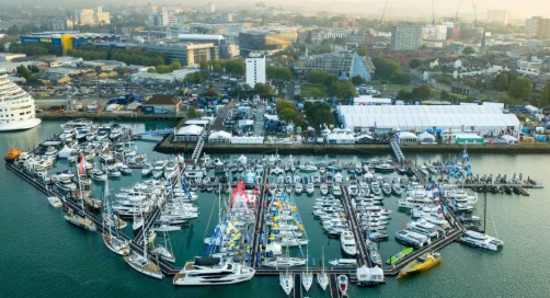 Harbwr Southampton gyda llongau o wahanol maint a lliwiau